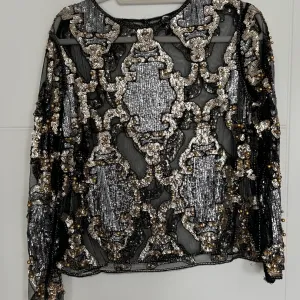 Crna bluzica sa paricama