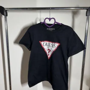 Ženska debela majica Guess original SNIŽENA