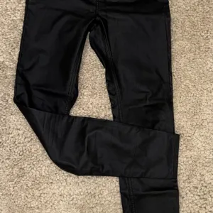Kožne pantalone Stradivarius