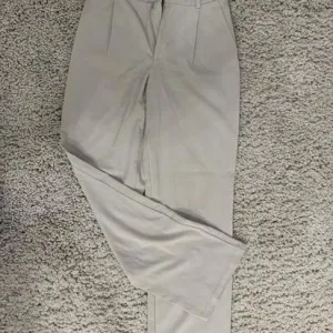 Ženske pantalone Stradivarius SNIŽENE