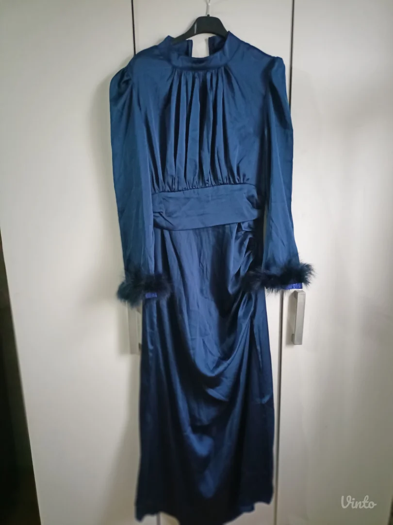 Elegantna haljina sa krznom na rukavima