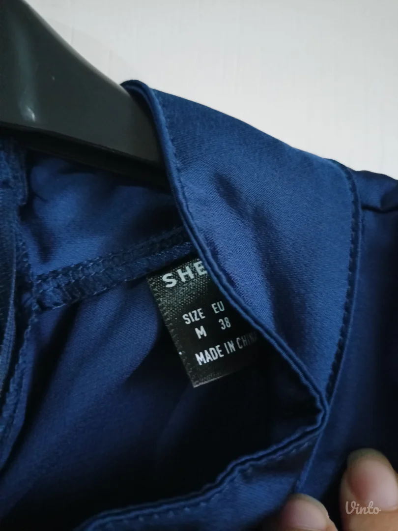 Elegantna haljina sa krznom na rukavima