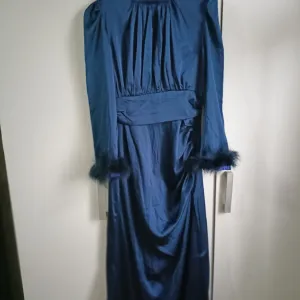 Elegantna haljina sa krznom na rukavima