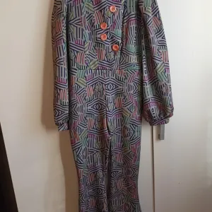 Nov, šareni kombinezon