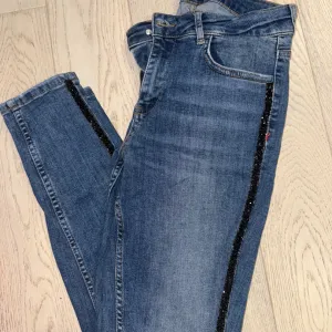 Zara farmerke sa sljokicama