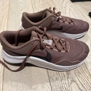 Nike zenske patike 39