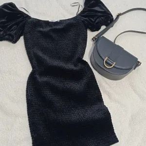 Crna,kratka haljinica