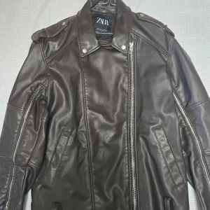 Zara ženska jakna od imitacije kože