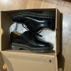 Plitke Martinke lakovane 38