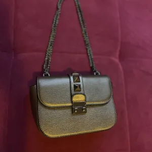 Metalik siva torbica