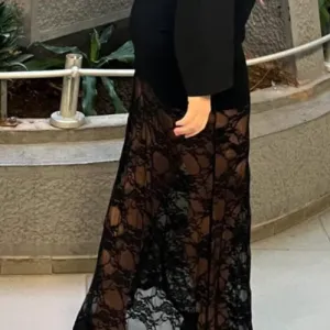 Crna suknja sa čipkom