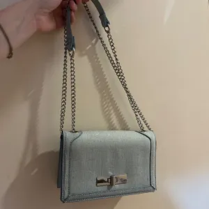 Stradivarius teksas torbica