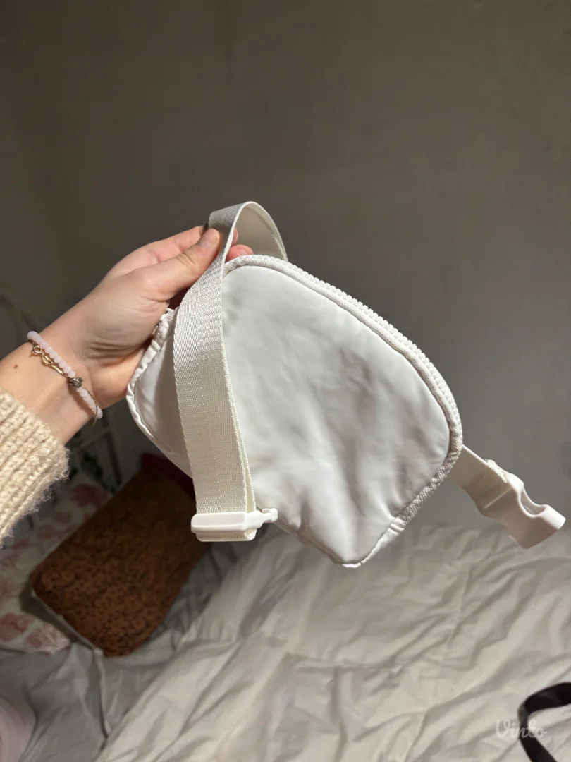 Bela torbica oko struka