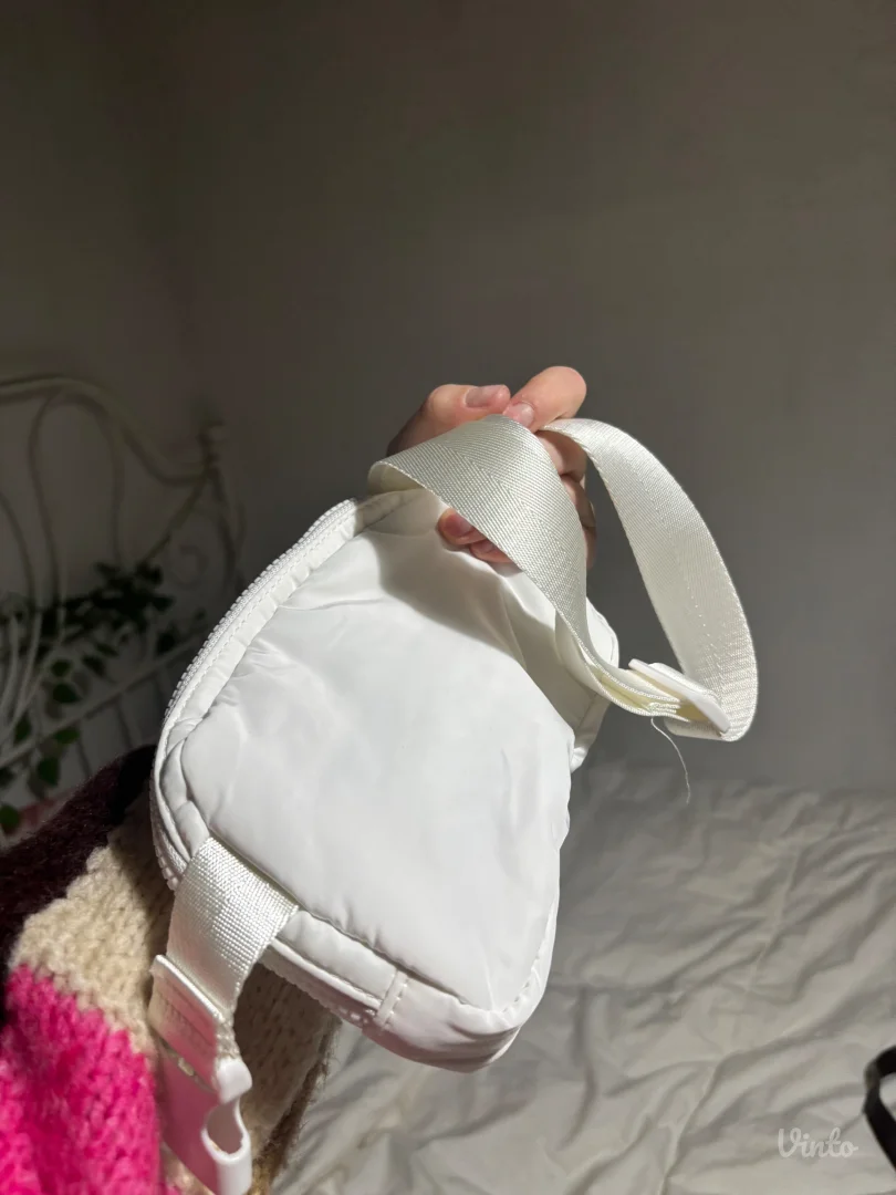 Bela torbica oko struka