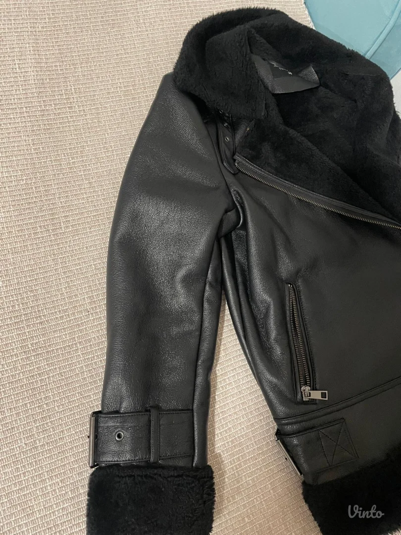 Lcw crna zimska jakna