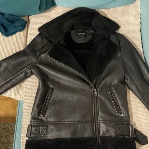 Lcw crna zimska jakna