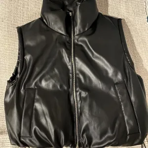 Bershka kozni prsluk