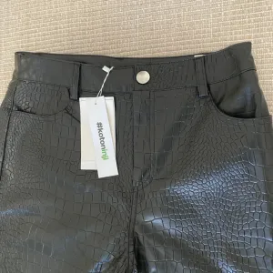 Koton kožne pantalone