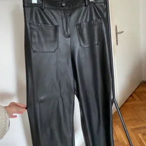 Crne kožne pantalone