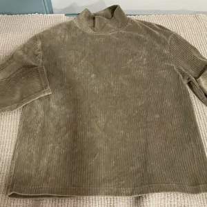 Zeleni plisani komplet