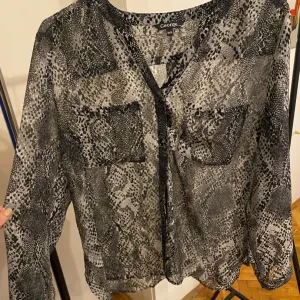 Košulja sa zmijskim printom