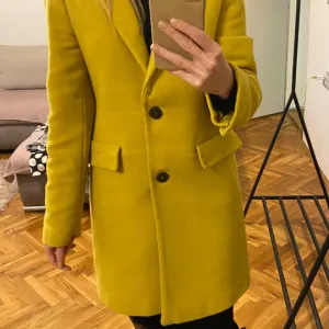 Žuti strukirani kaput