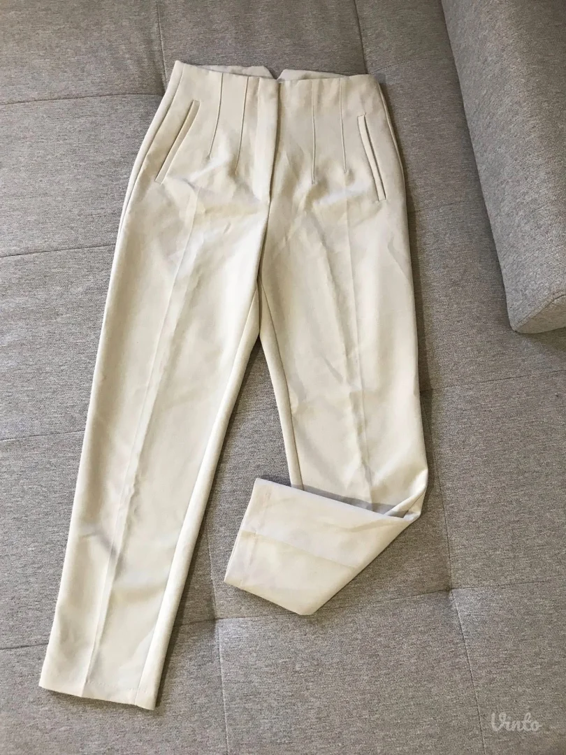 ZARA model pantalona