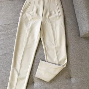 ZARA model pantalona