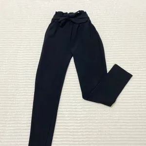 Crne pantalone