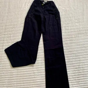 Crne pantalone