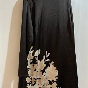 Braon haljina sa cvetom