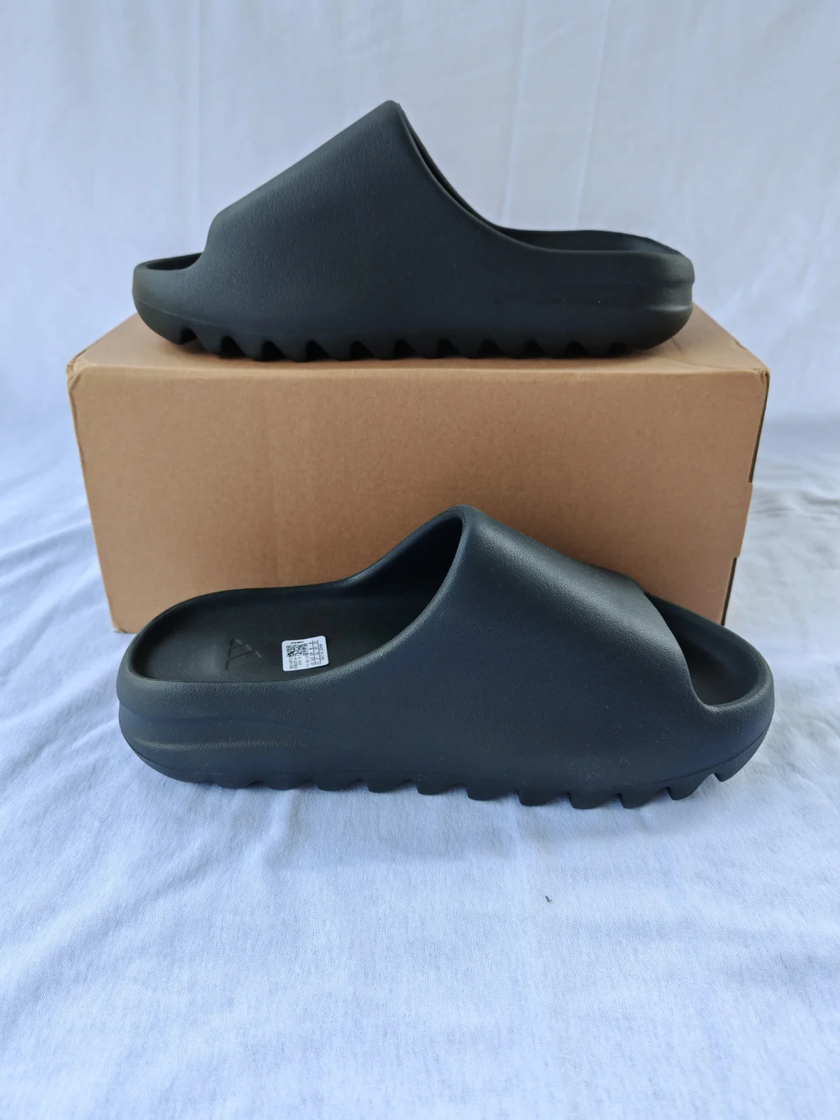 Adidas Yeezy Slide Onyx HQ6448 Papuce - 46