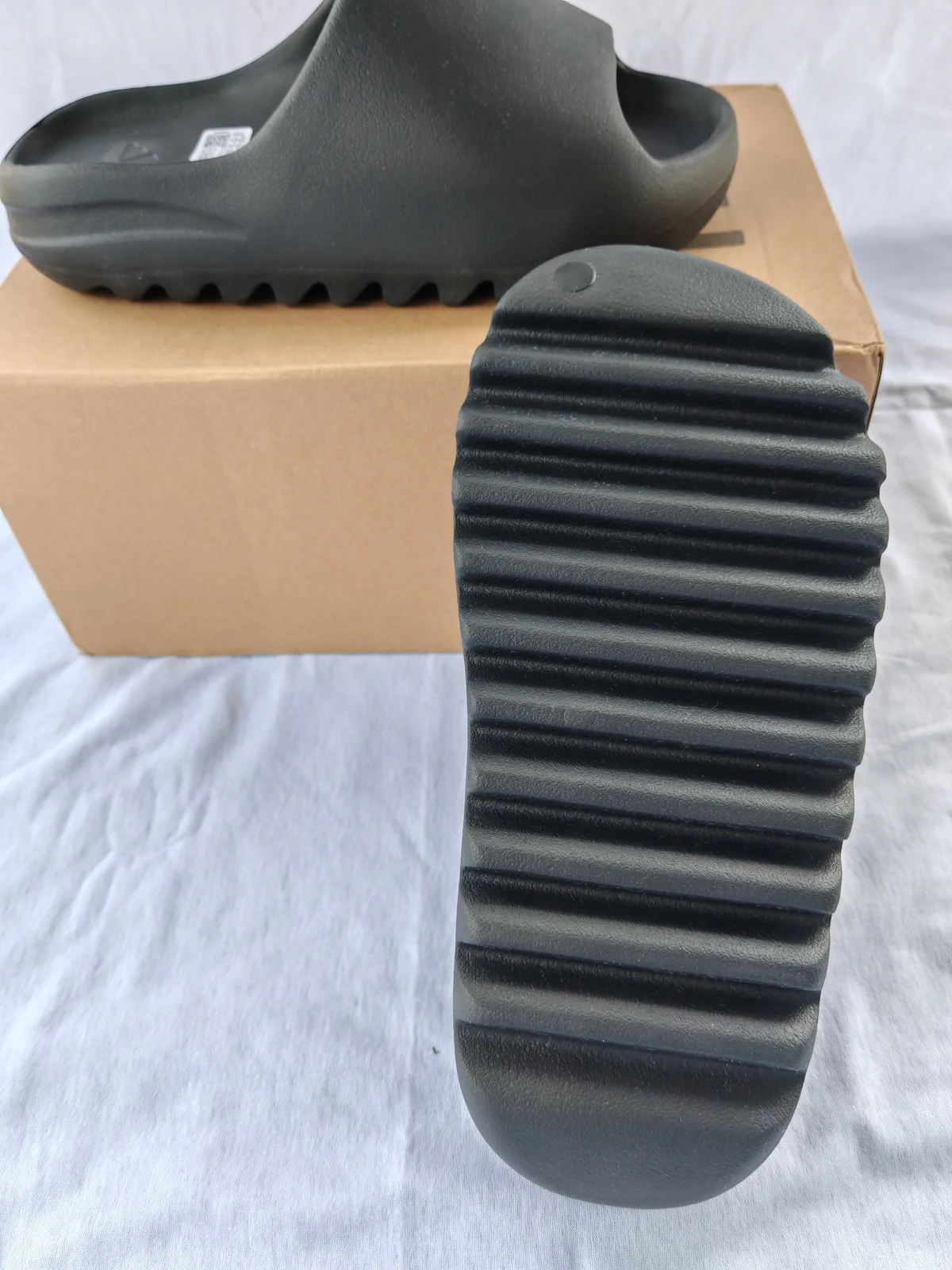Adidas Yeezy Slide Onyx HQ6448 Papuce - 46