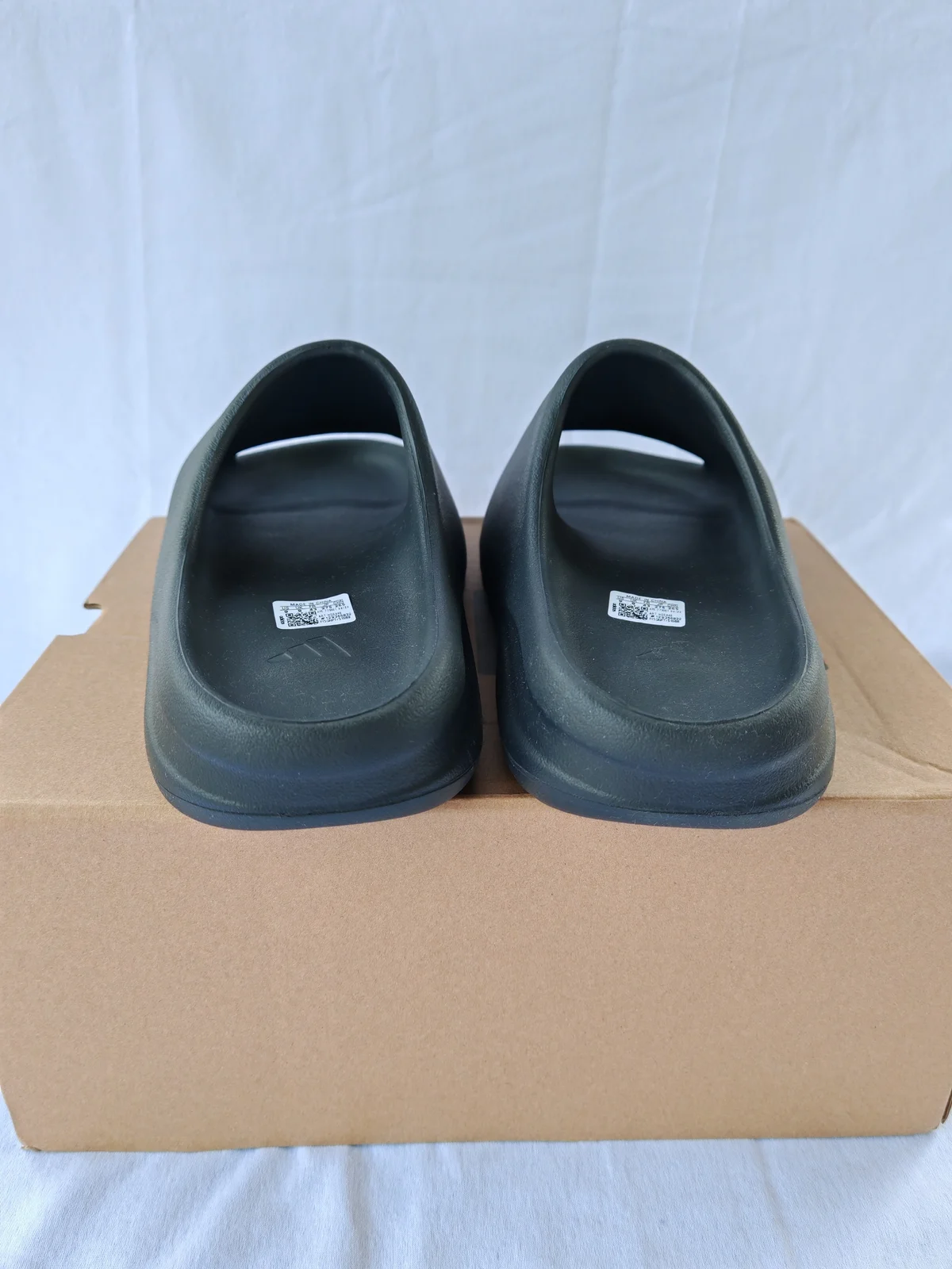 Adidas Yeezy Slide Onyx HQ6448 Papuce - 46