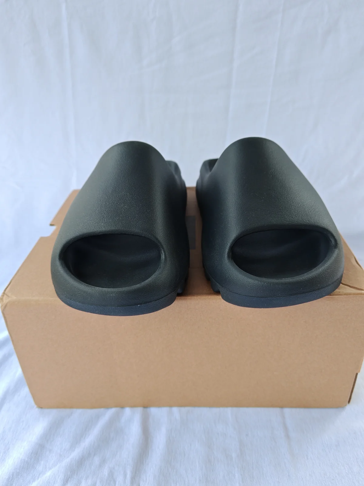 Adidas Yeezy Slide Onyx HQ6448 Papuce - 46