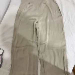 zara satenske pantalone