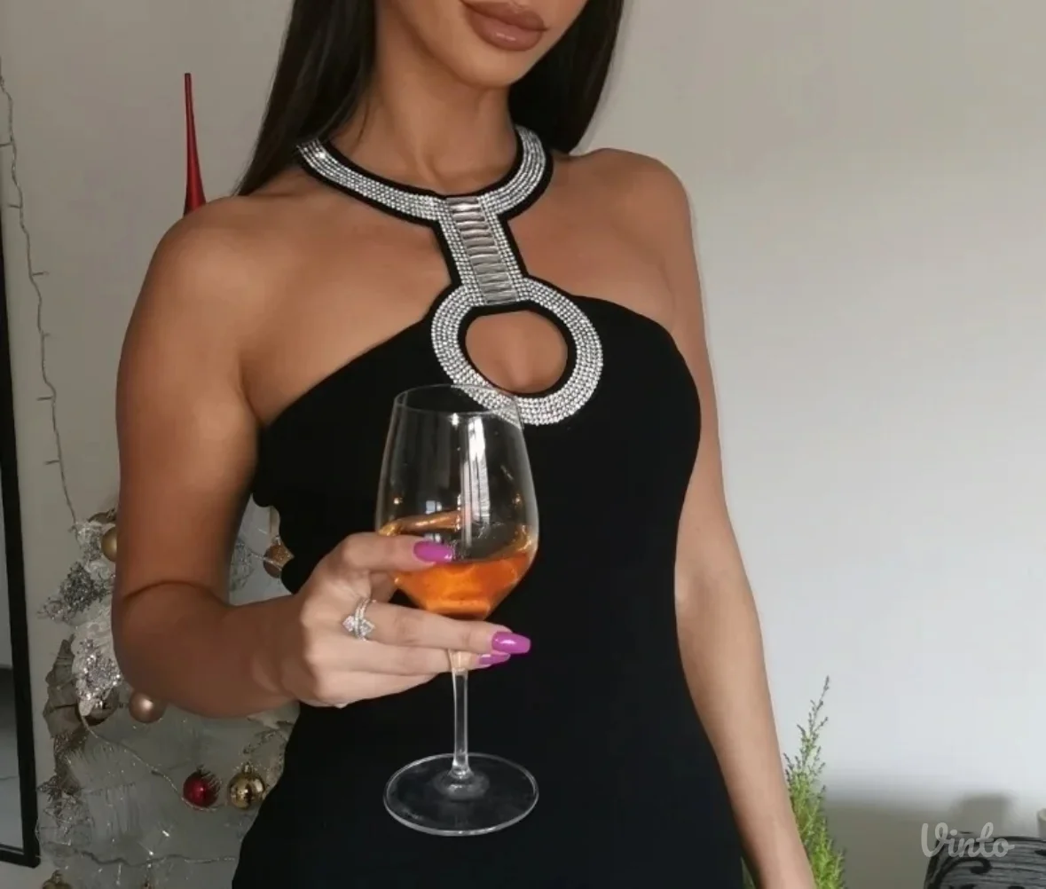 Prelepa crna haljina