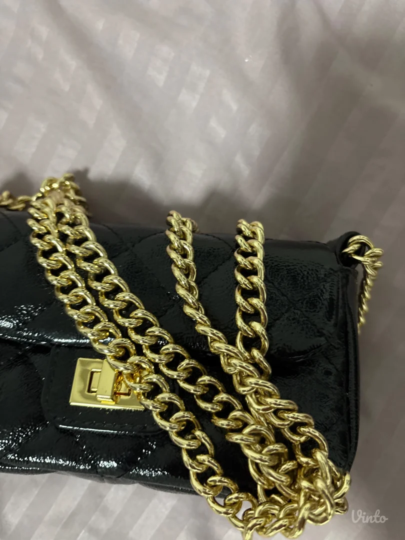 Mona original torbica – crna koža, zlatni lanac, kao nova