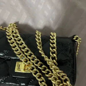 Mona original torbica – crna koža, zlatni lanac, kao nova