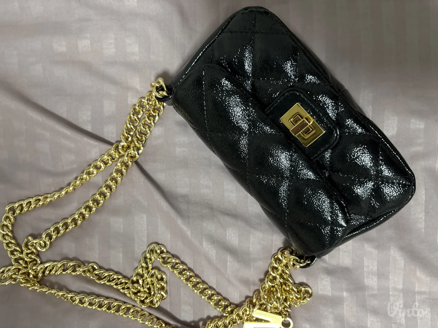 Mona original torbica – crna koža, zlatni lanac, kao nova