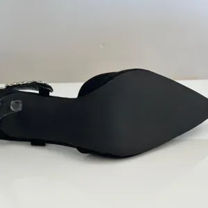 Nove elegantne crne sandale na štiklu