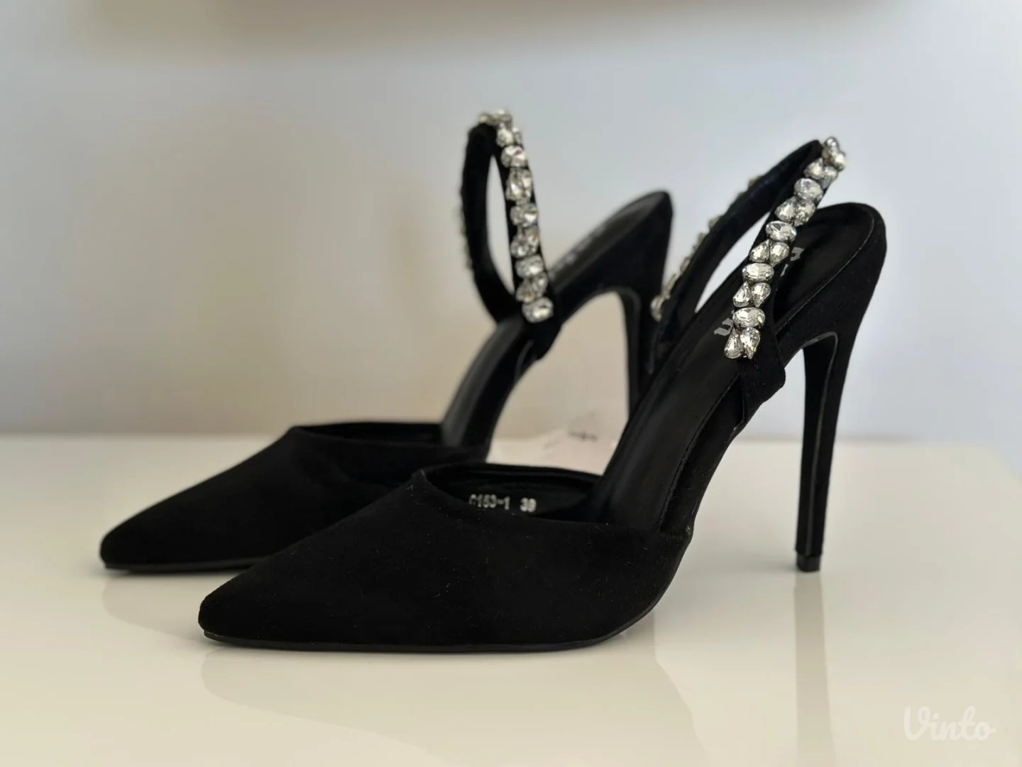 Nove elegantne crne sandale na štiklu