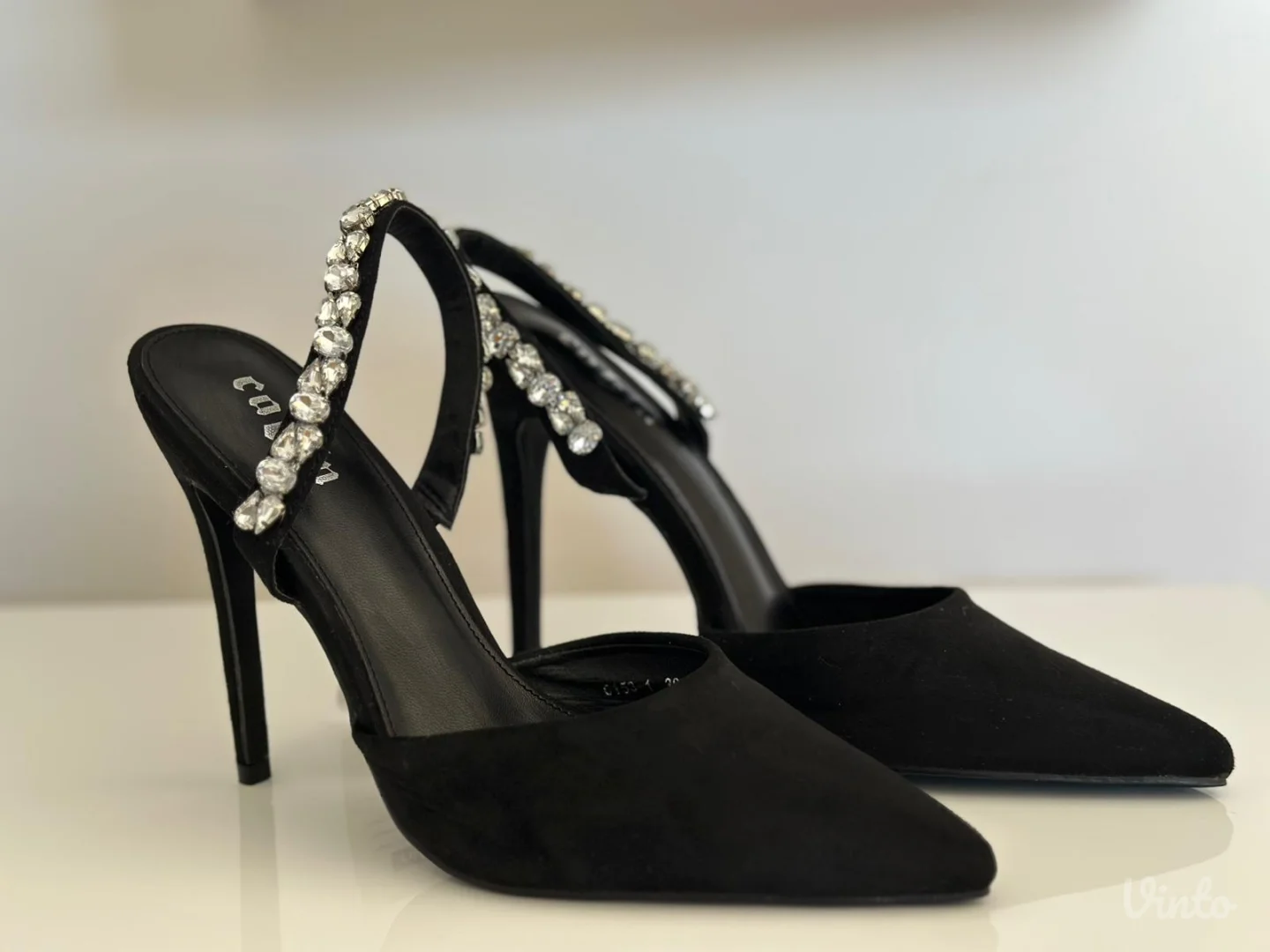 Nove elegantne crne sandale na štiklu