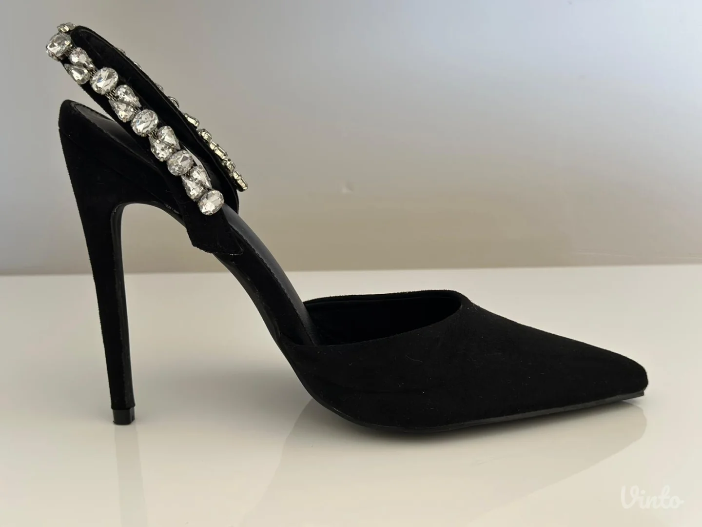 Nove elegantne crne sandale na štiklu