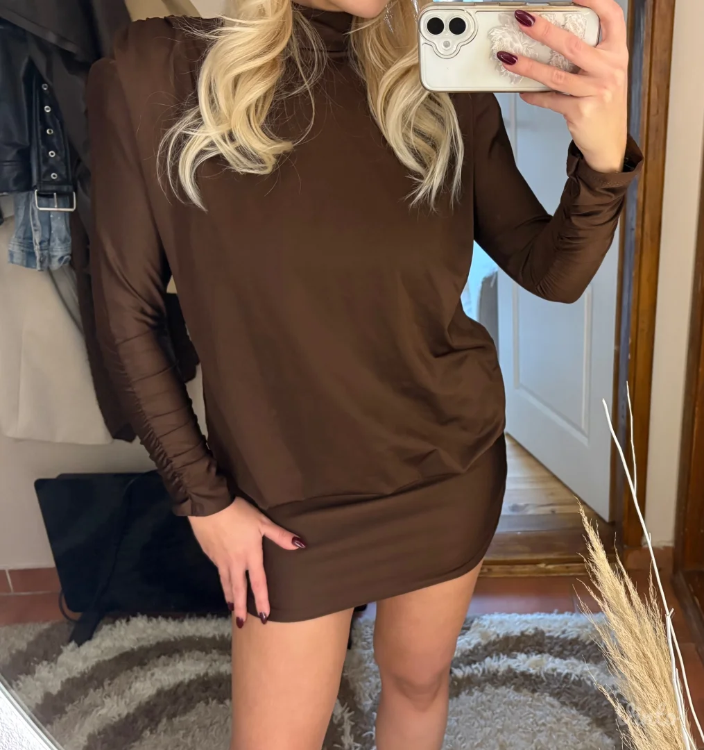 Atraktivna braon haljina sa golim ledjima