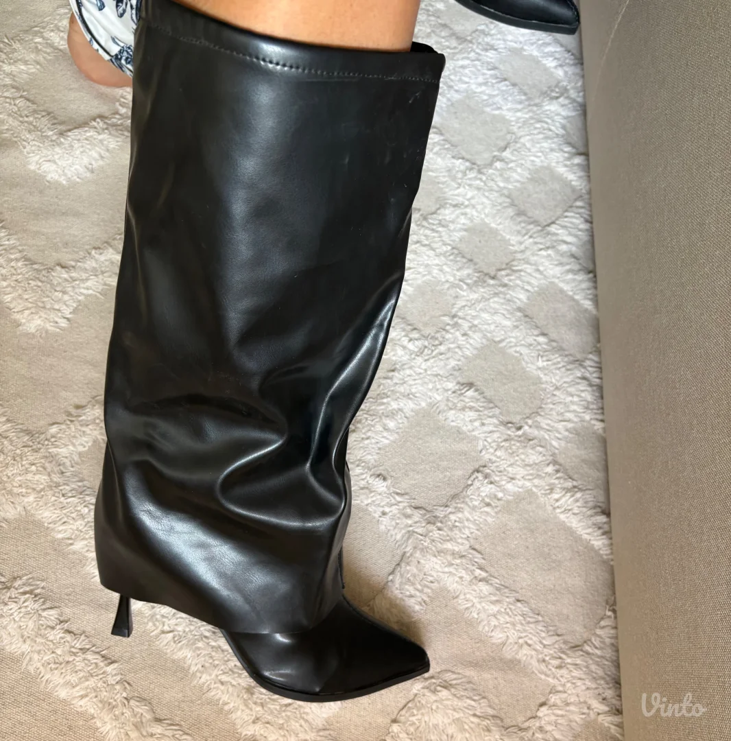 Crne cizme na stiklu (novo)