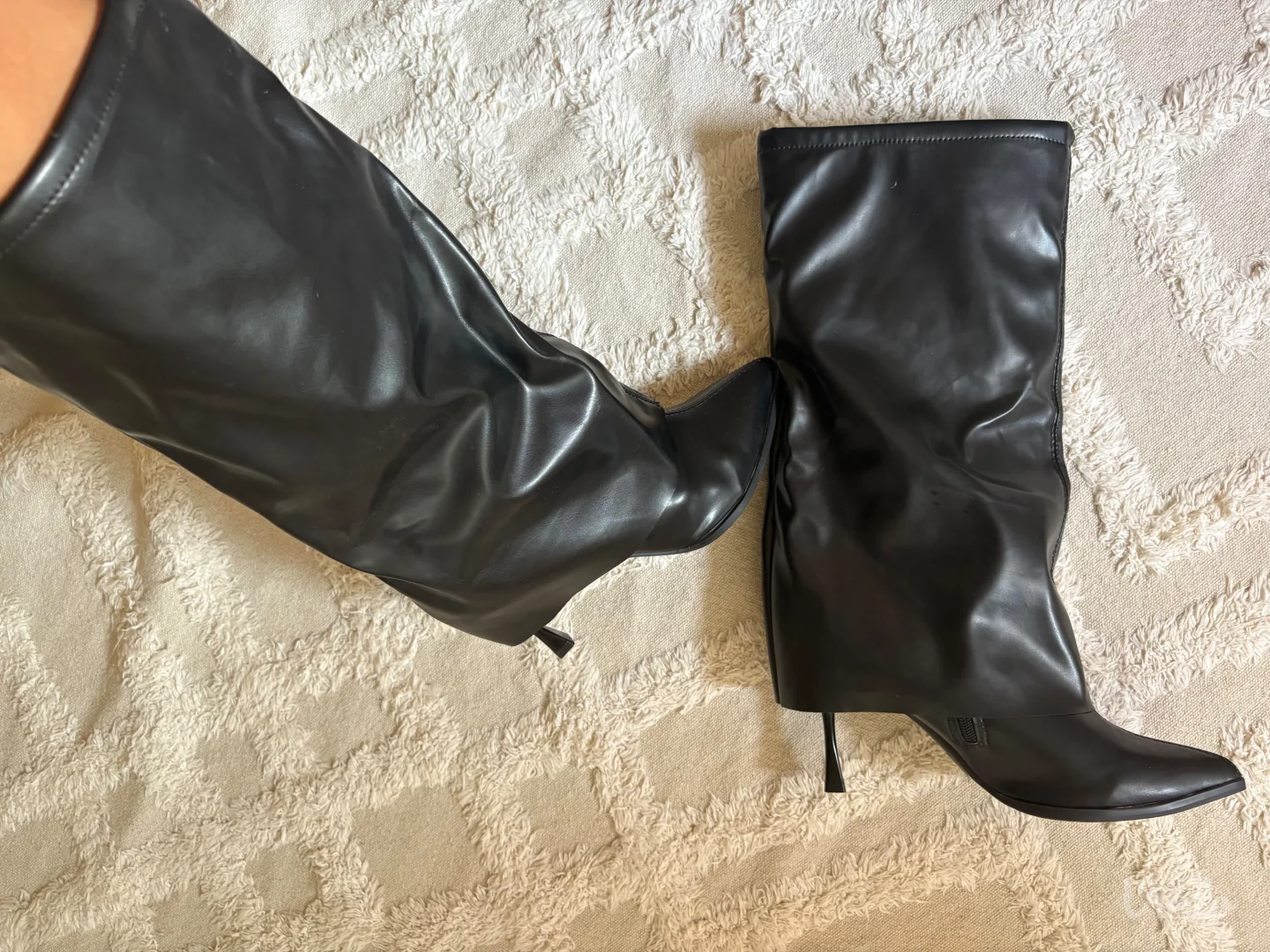 Crne cizme na stiklu (novo)