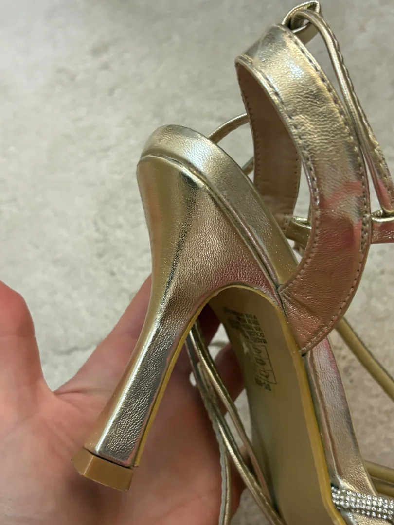 Zlatne sandale (stikle)