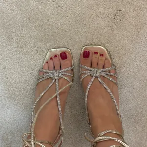 Zlatne sandale (stikle)