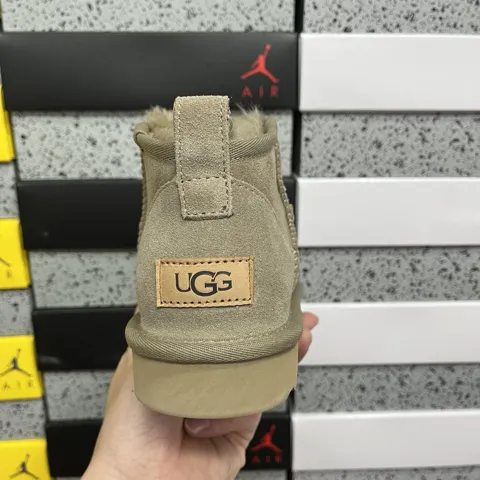 Ugg nove